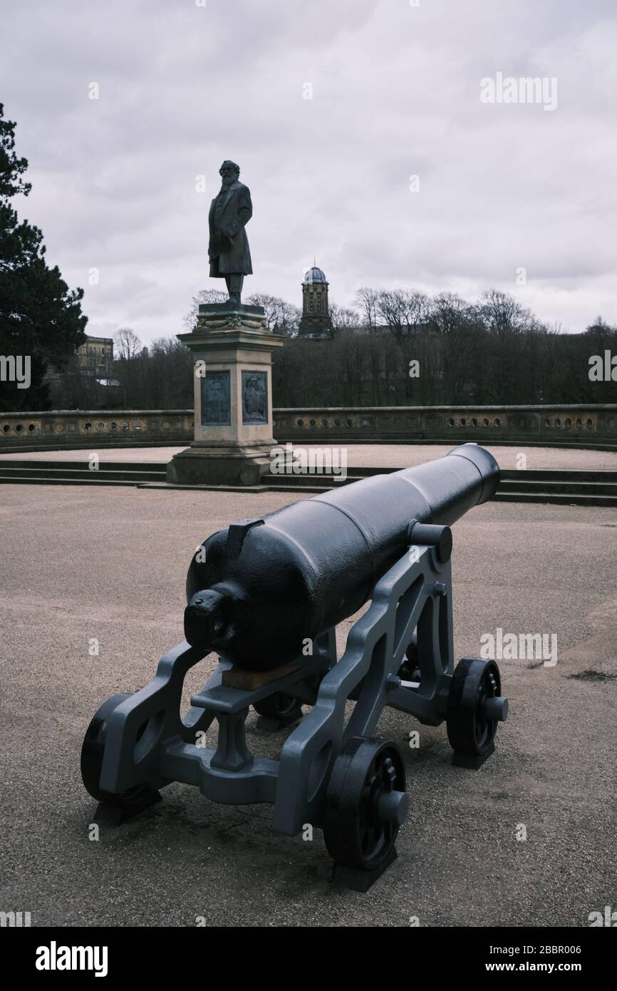 Cannon e Statua di Sir Titus Salt creatore di Salins Mill nel Robert's Park, precedentemente Saltaire Park vicino Bradford, West Yorkshire. REGNO UNITO Foto Stock