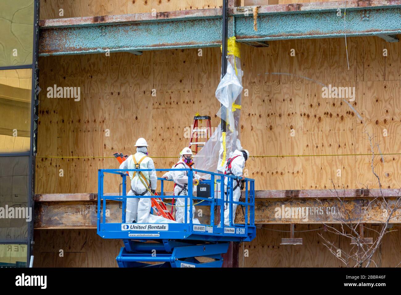 Detroit, Michigan - i lavoratori rimuovono l'amianto in un edificio del centro cittadino a lungo vuoto che viene ristrutturato per un Capital One Cafe. Foto Stock