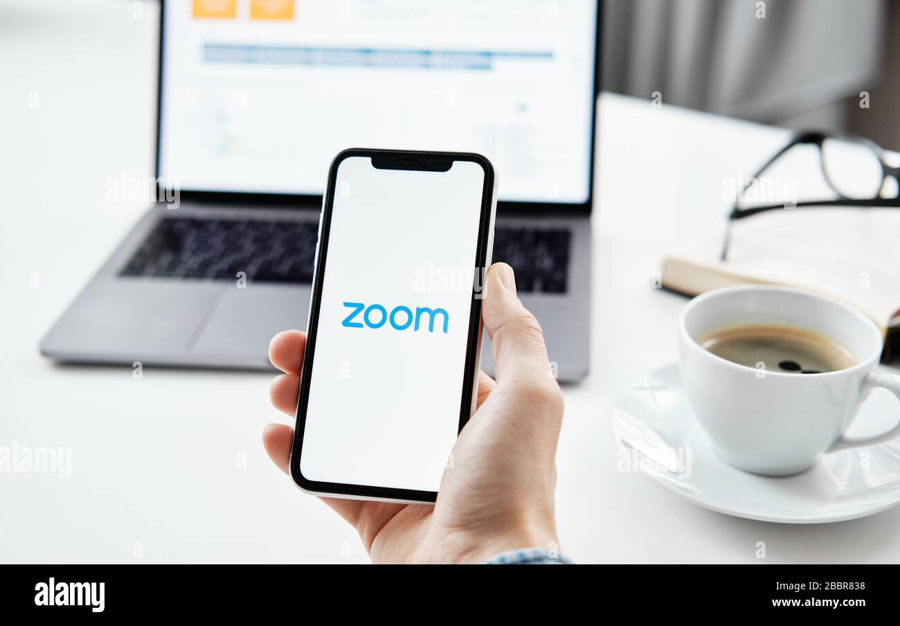 Tyumen, Russia - 25 marzo 2020: Riunioni SU ZOOM Cloud. Software per videoconferenze. Videochiamate e comunicazioni Foto Stock