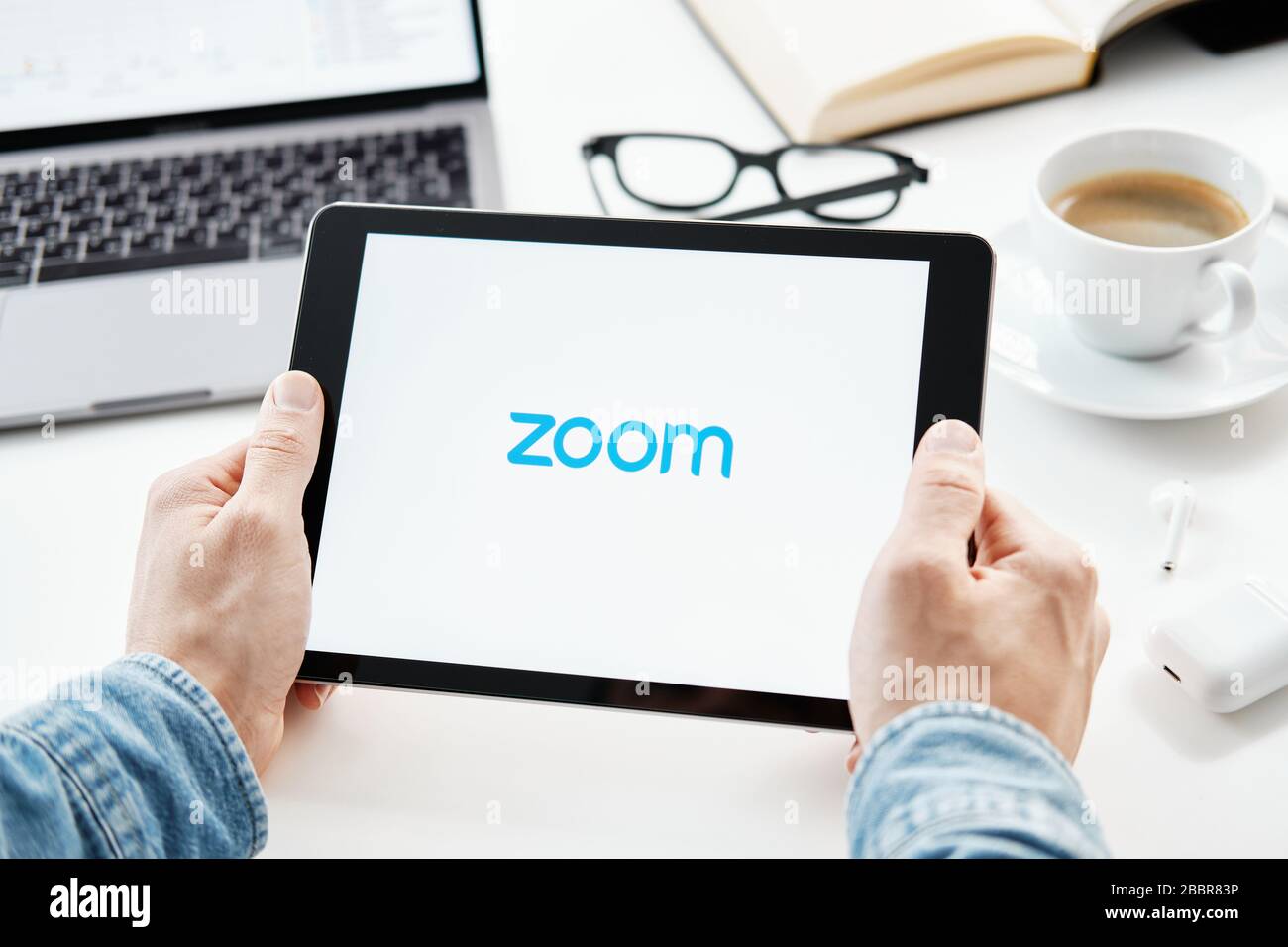 Tyumen, Russia - 25 marzo 2020: Riunioni SU ZOOM Cloud. Software per videoconferenze. Videochiamate e comunicazioni Foto Stock