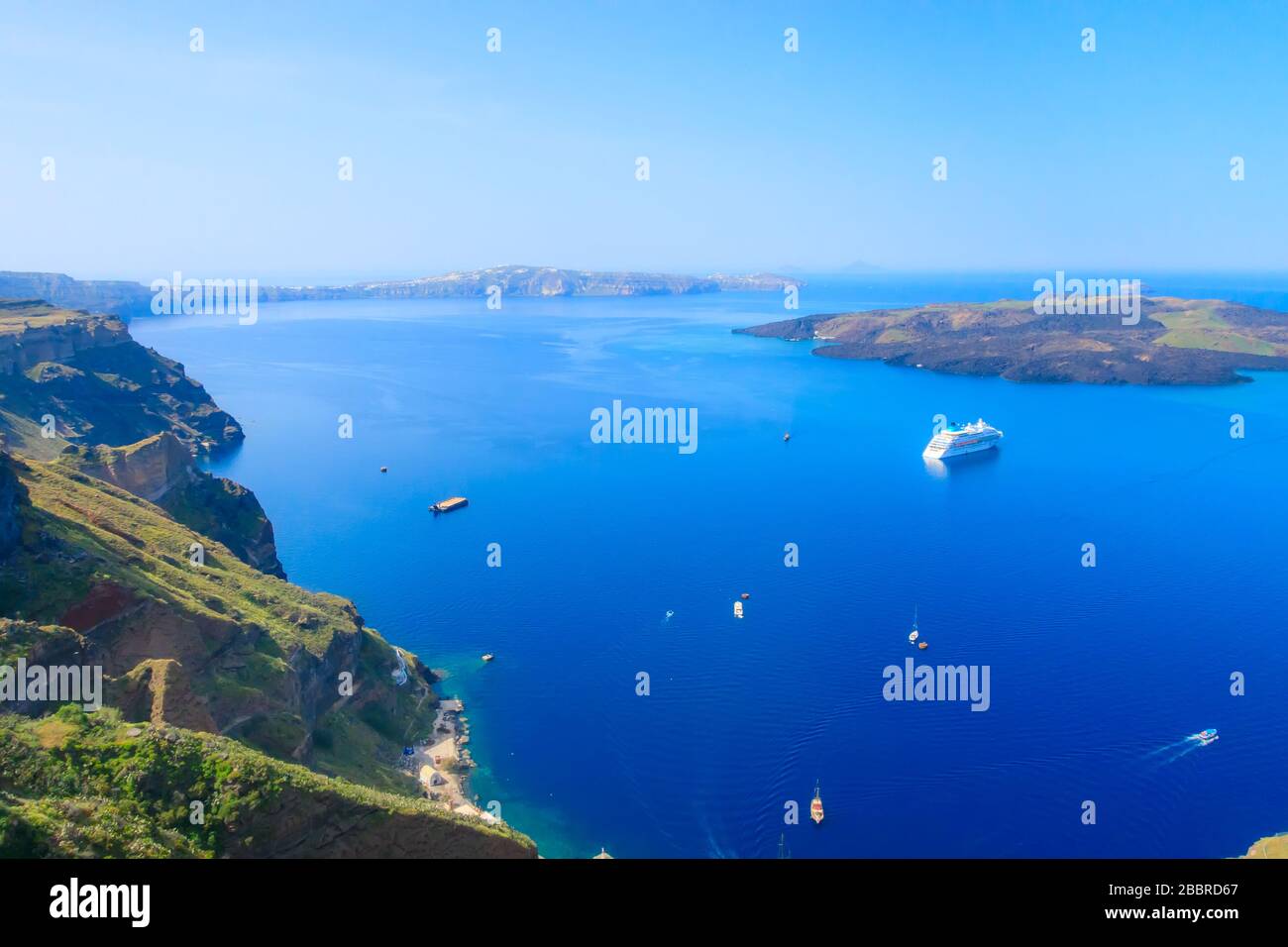 Santorini, Grecia caldera, isola di Vulcano e panorama sul mare con navi da crociera Foto Stock
