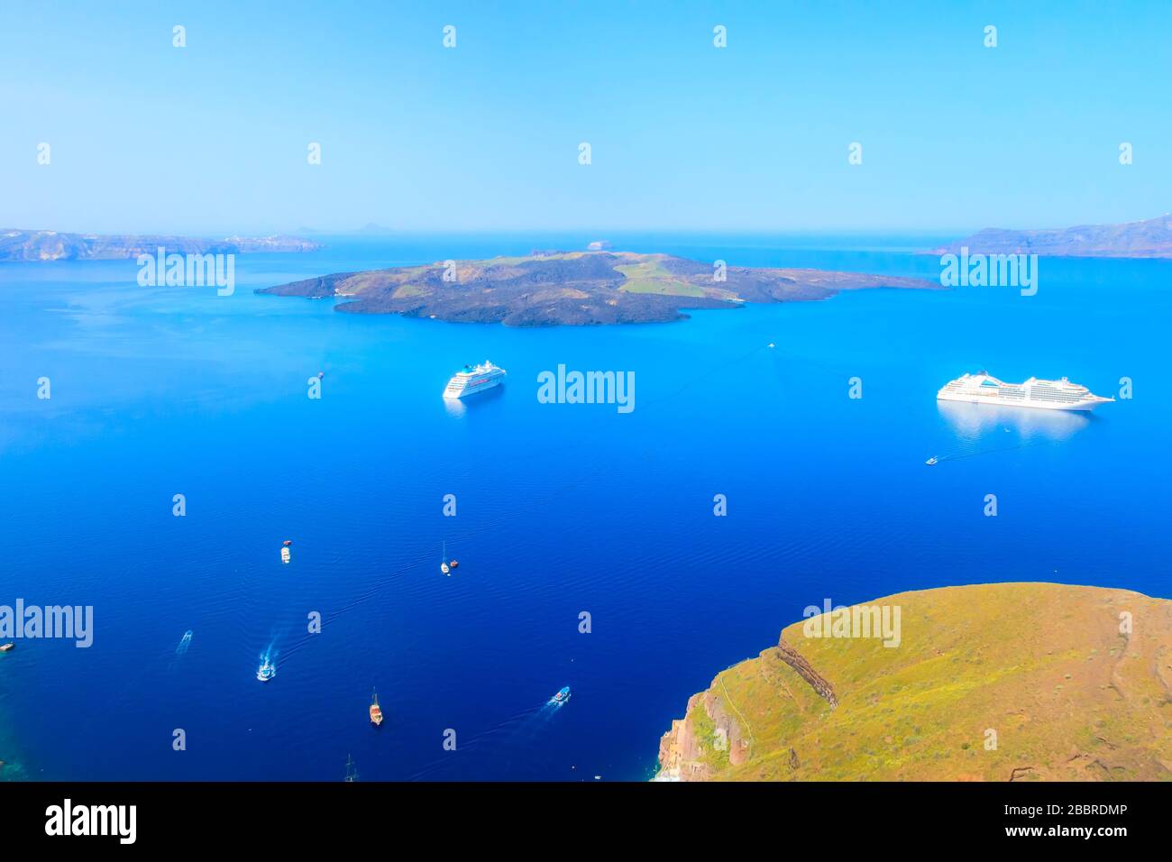 Santorini, Grecia caldera, isola di Vulcano e panorama sul mare con navi da crociera Foto Stock