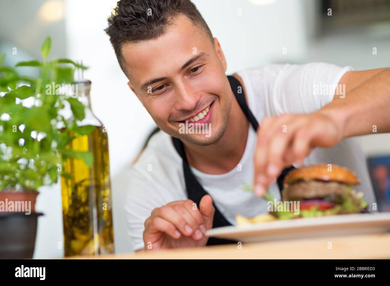 Chef professionale in cucina industriale Foto Stock