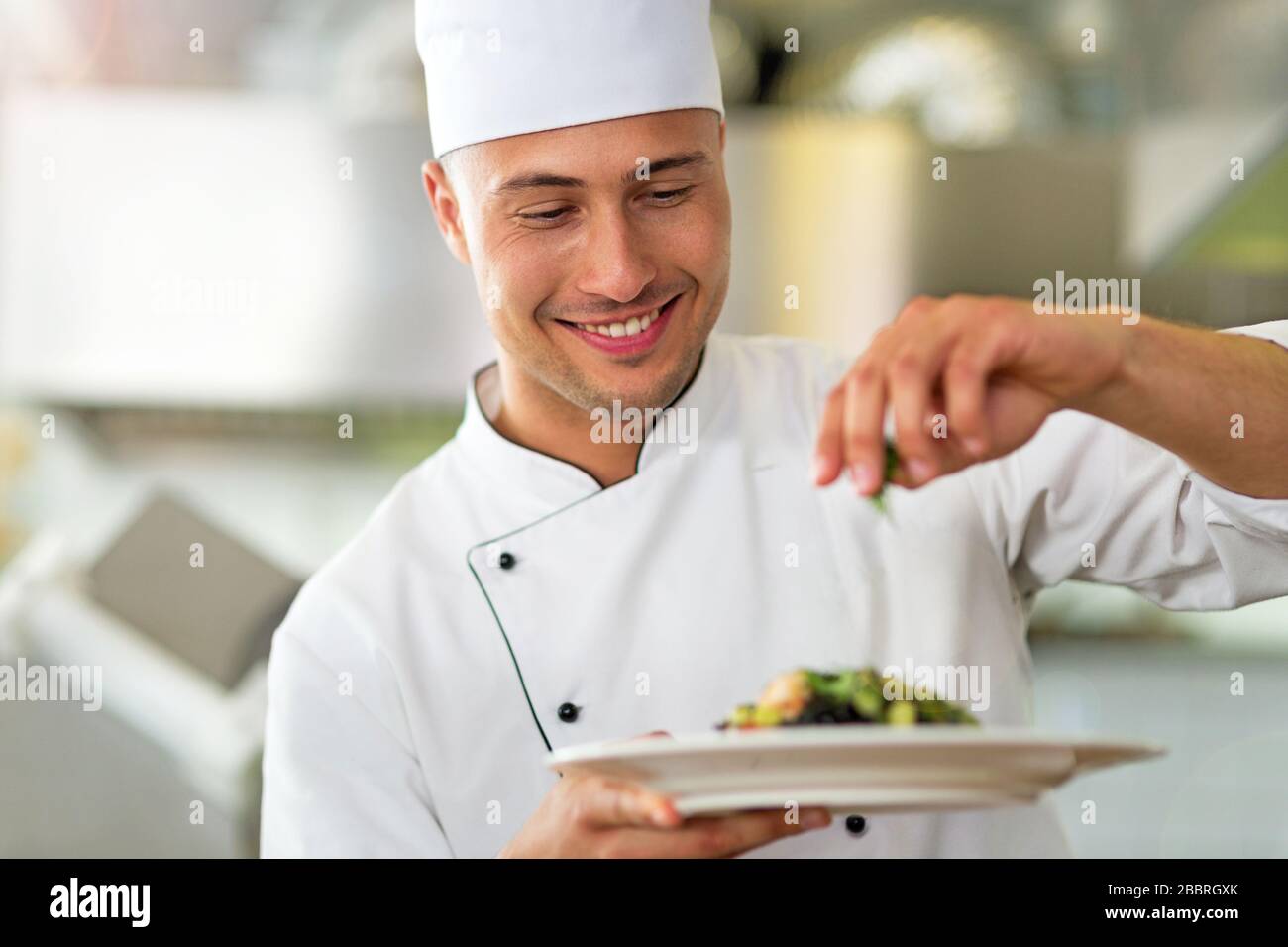 Chef professionale in cucina industriale Foto Stock