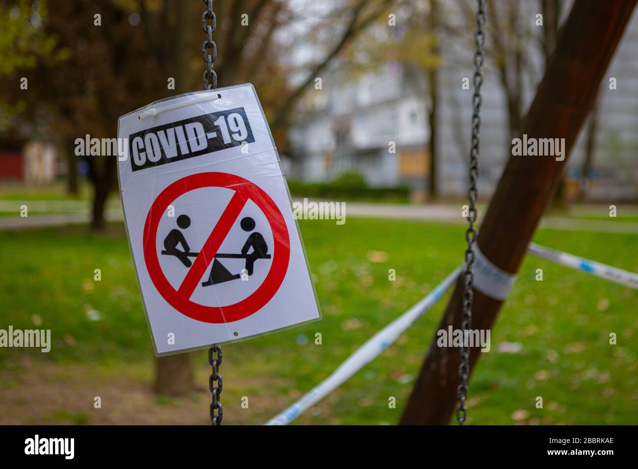 Zagabria, Croazia – marzo 2020. I parchi giochi chiusi, vietato di giocare durante il virus pandemico di Covid-19, virus corona in Europa Foto Stock