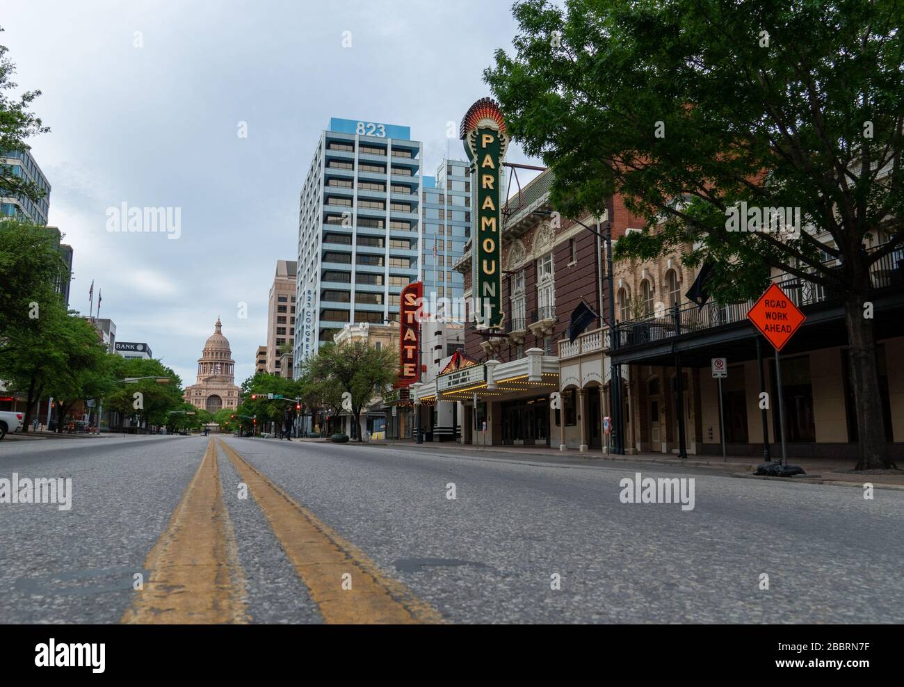 Austin, Texas - 28 marzo 2020: Vista del Campidoglio dello Stato del Texas alla fine di Empty Congress Ave Foto Stock