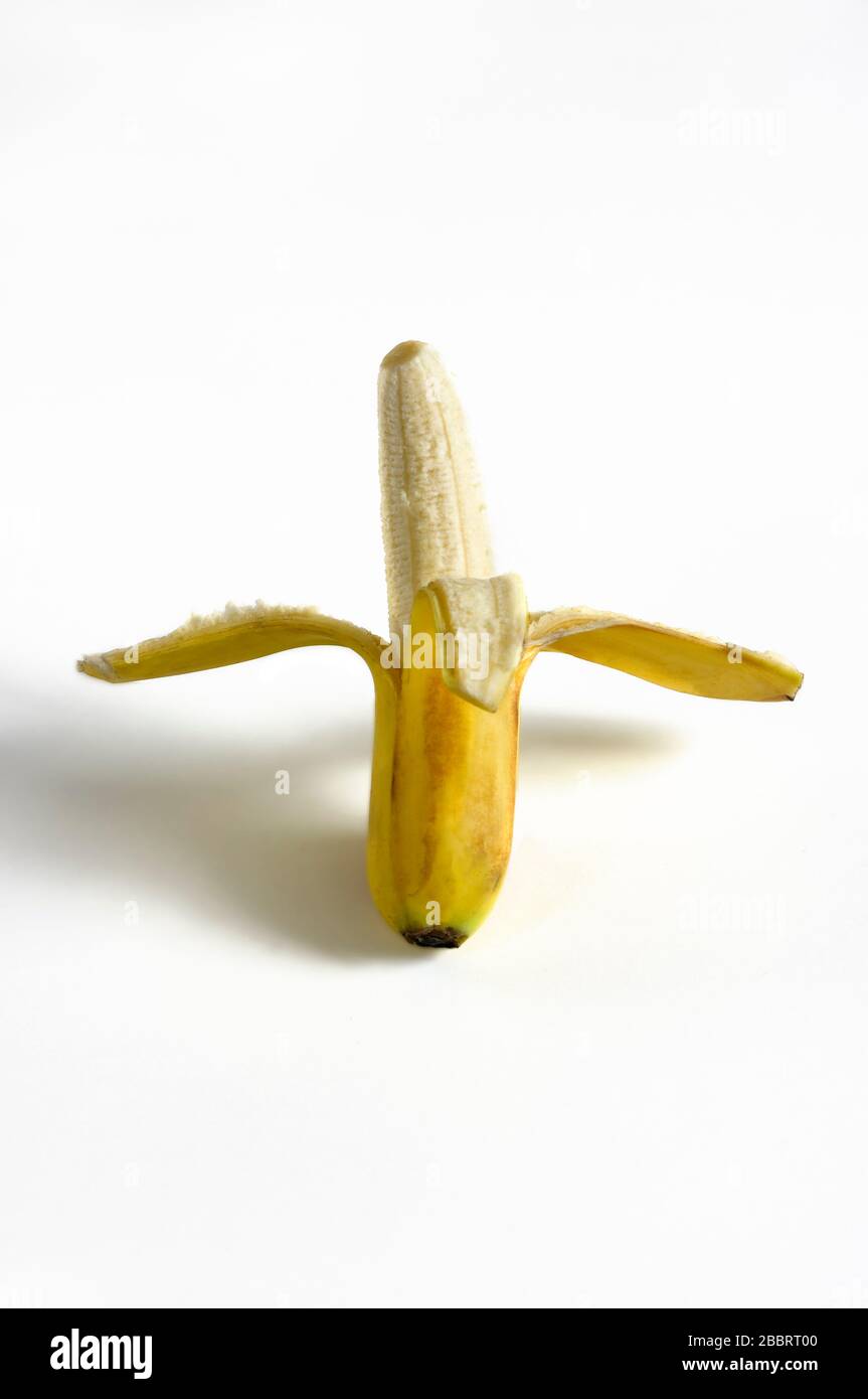 Fotografia verticale di una banana pelata a metà. Foto Stock