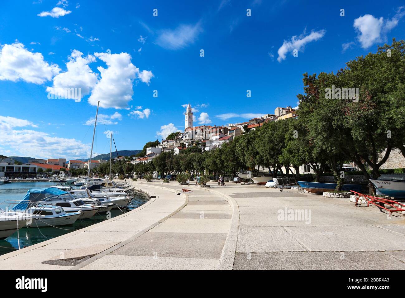 Esplorando Novi Vinodolski di giorno Foto Stock