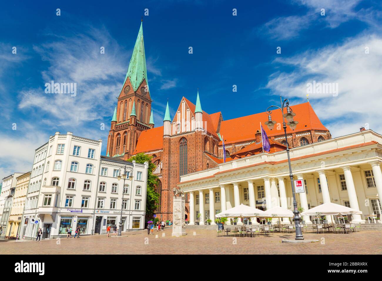 Schwerin - luglio 2018, Germania: Vista sulla piazza centrale di Schwerin e una delle sue principali attrazioni - Cattedrale (Schweriner Dom) Foto Stock