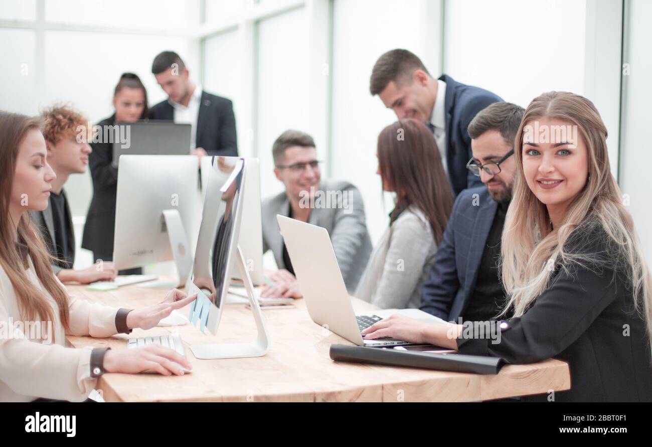i giovani imprenditori lavorano in un ufficio moderno Foto Stock