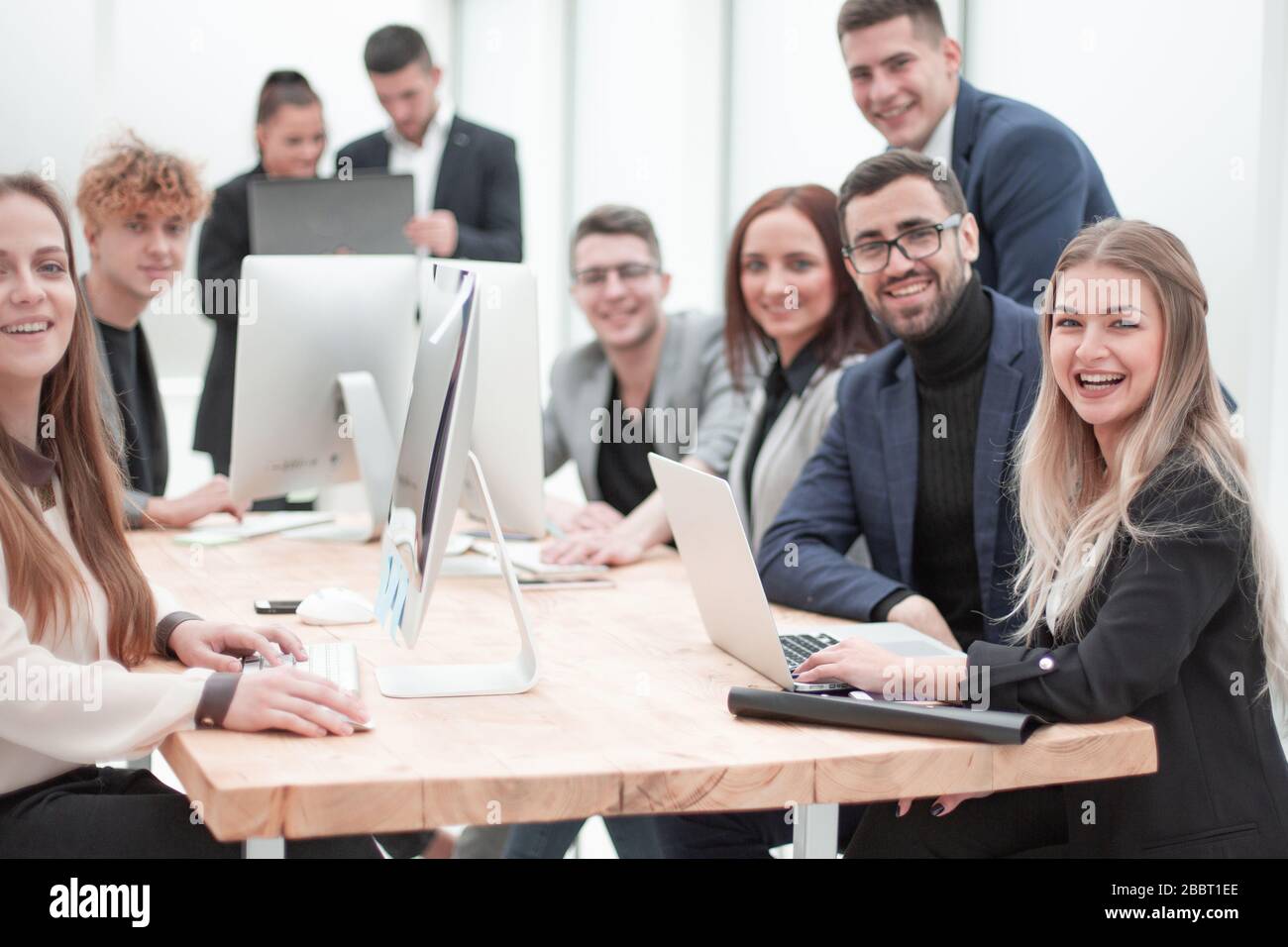 i giovani imprenditori lavorano in un ufficio moderno Foto Stock