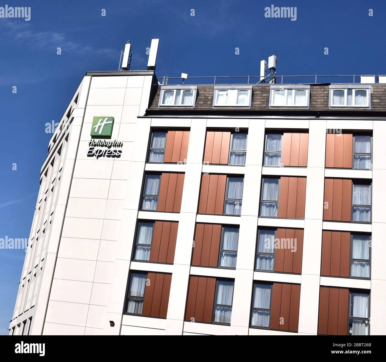 Holiday inn edificio su sfondo blu cielo nel centro di Londra in una giornata di sole. Foto Stock