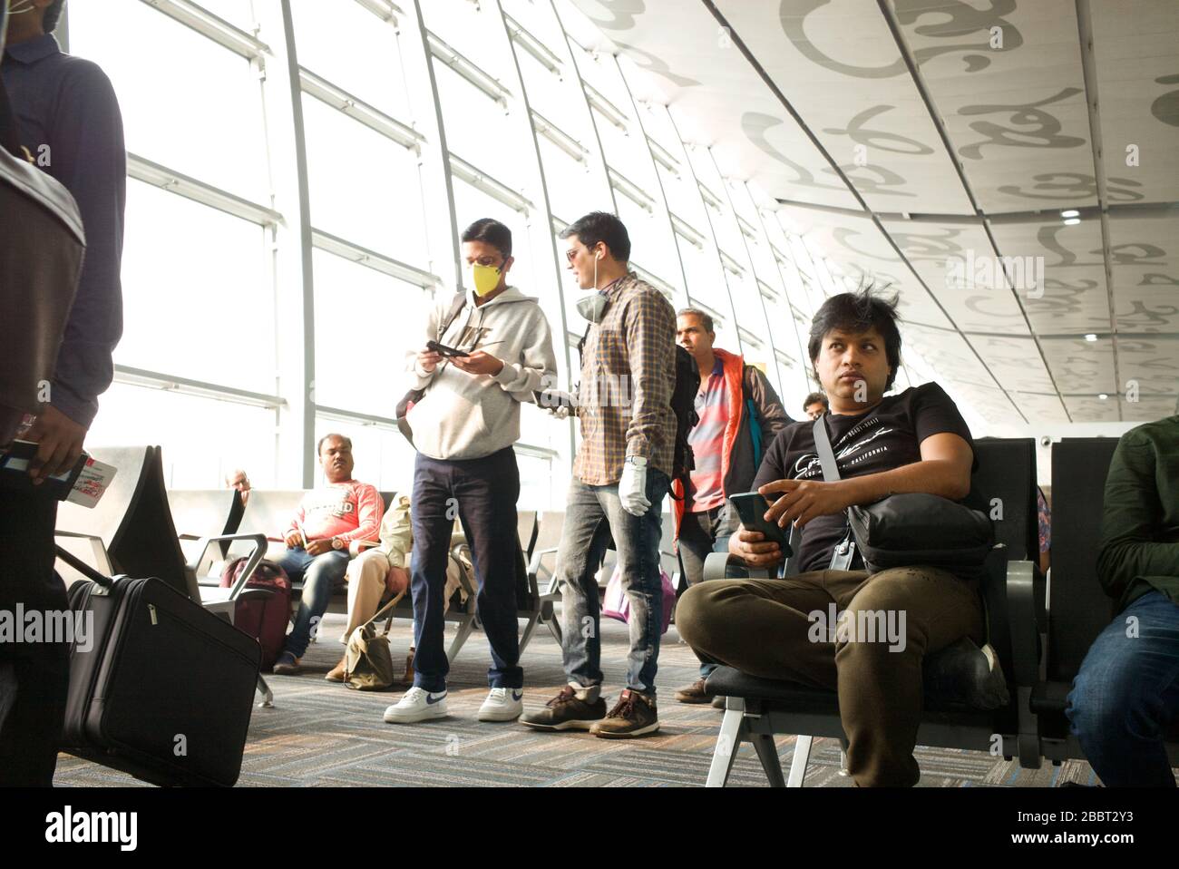 Passeggeri che indossano maschere facciali di protezione Foto Stock