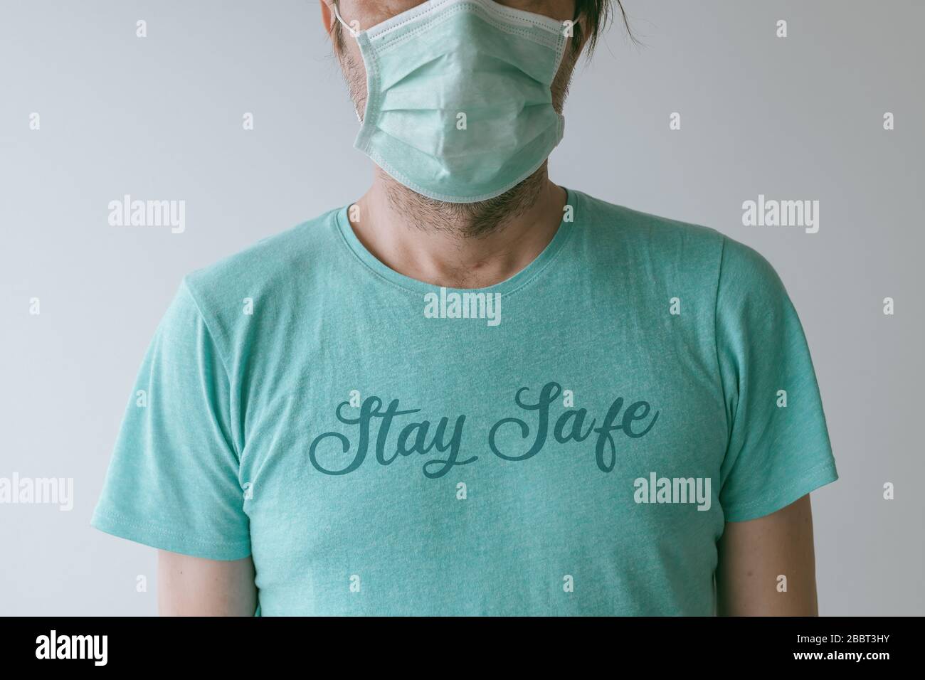 Stay Safe t-shirt mock up per coronavirus Covid-19 concetto Foto Stock