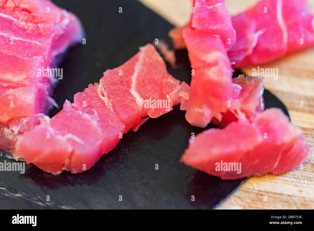 Immagine ravvicinata di pezzi di filetto di tonno affumicato preparato Foto Stock