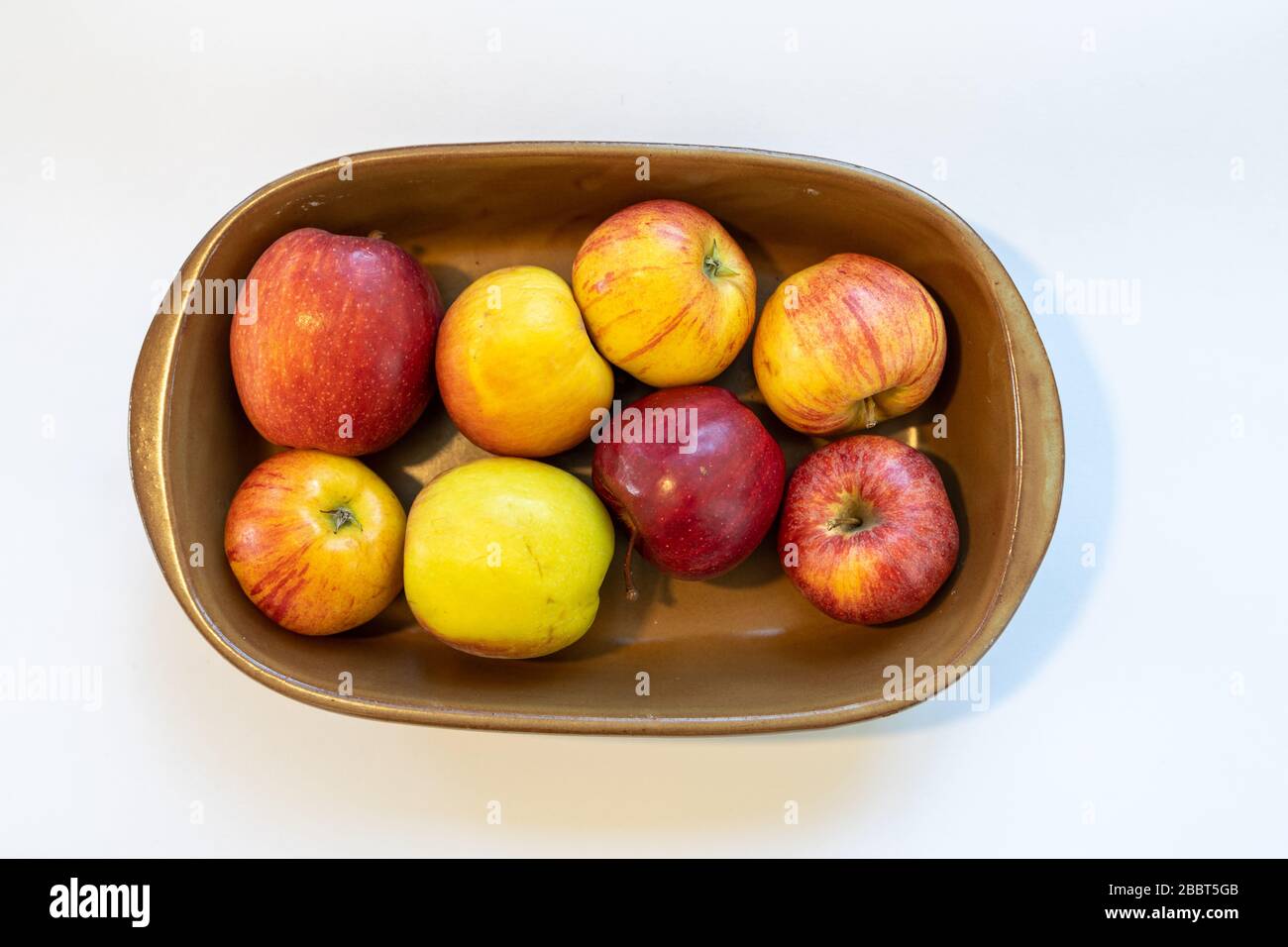 Frutta in una ciotola; mele Foto Stock