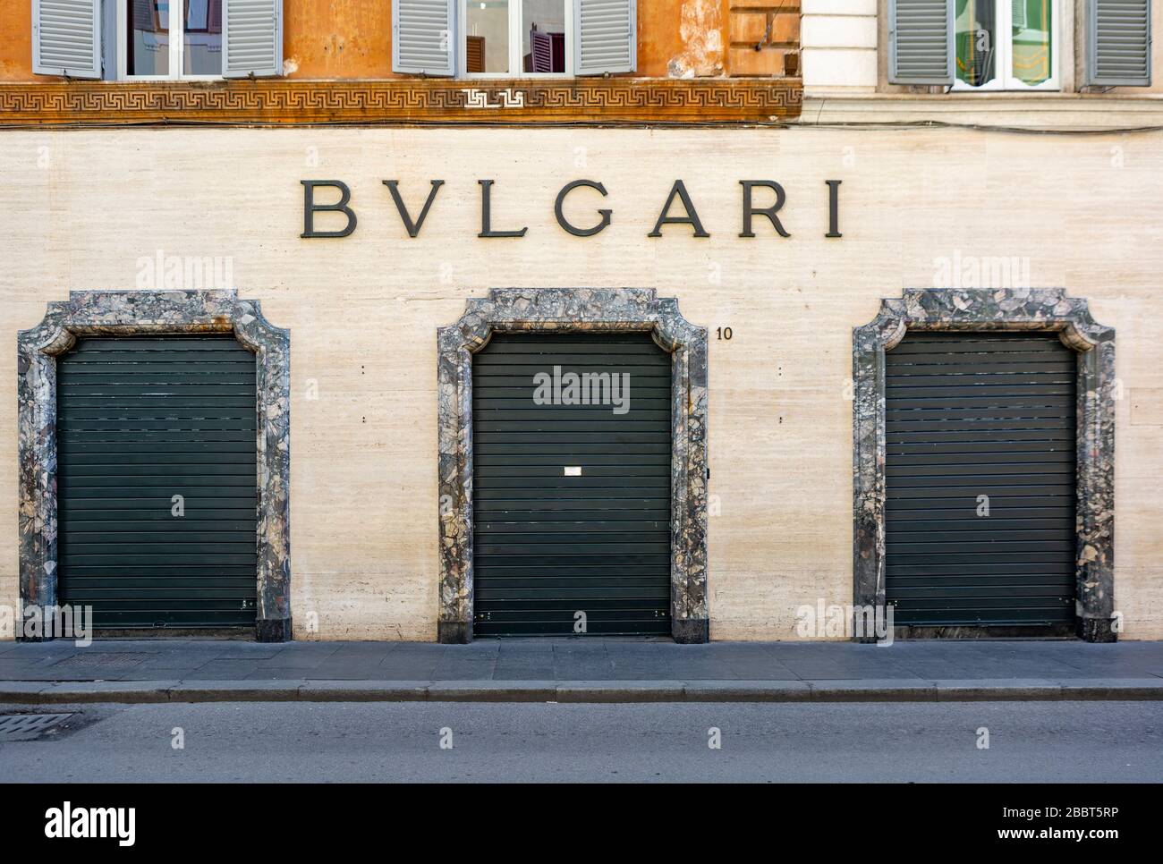 Roma, Italia. 1st Apr, 2020. Negozio Bulgari in Via condotti chiuso durante la quarta settimana di blocco a Roma. Credit: Stefano Bisgrove/Alamy Live News Foto Stock