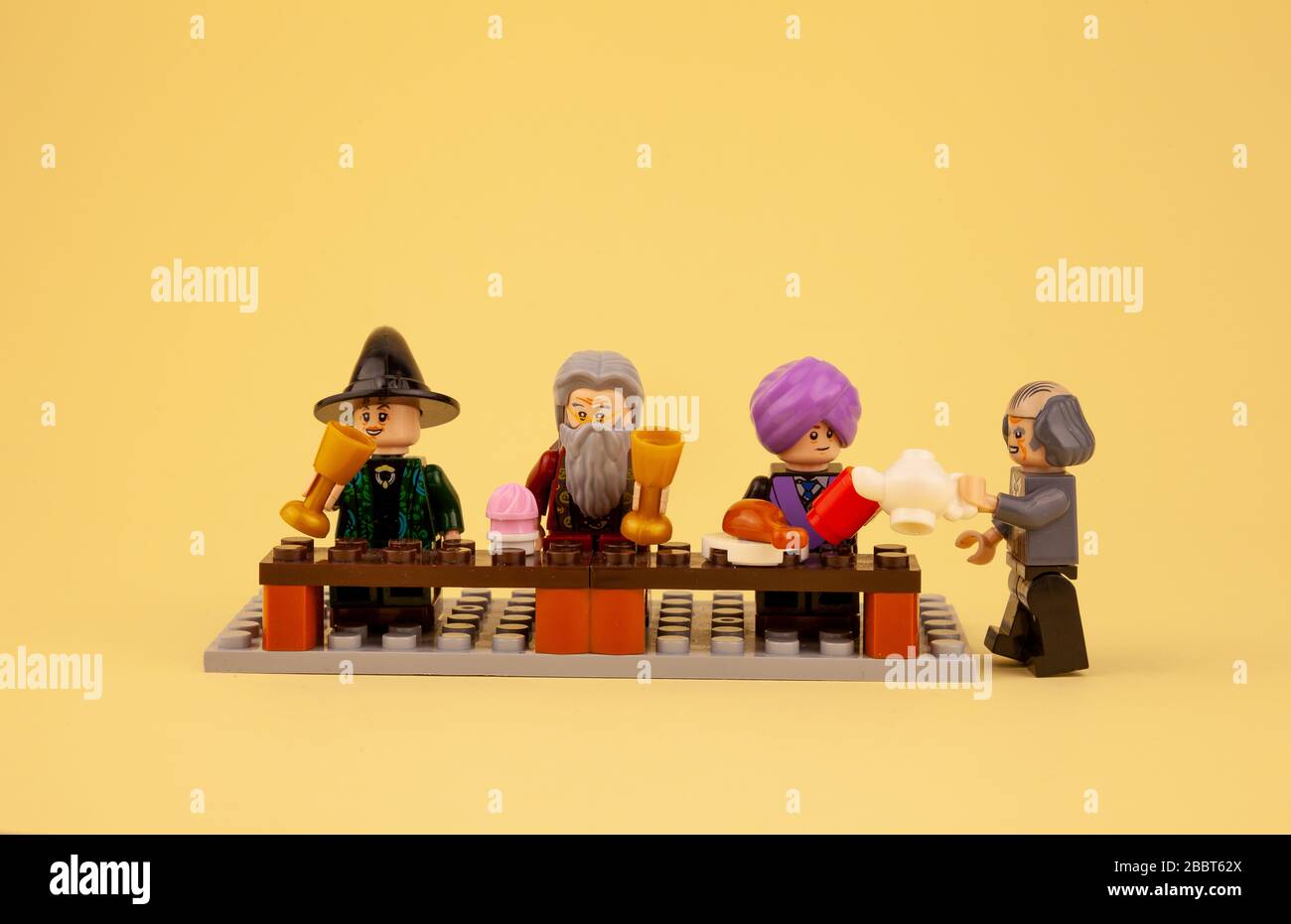 Ucraina, Kiev - 1 aprile 2020: LEGO uomini e figure da Harry Potter bere tè, mangiare, mangiare. Il costruttore LEGO e i suoi dettagli. Gioco per bambini. Luogo Foto Stock