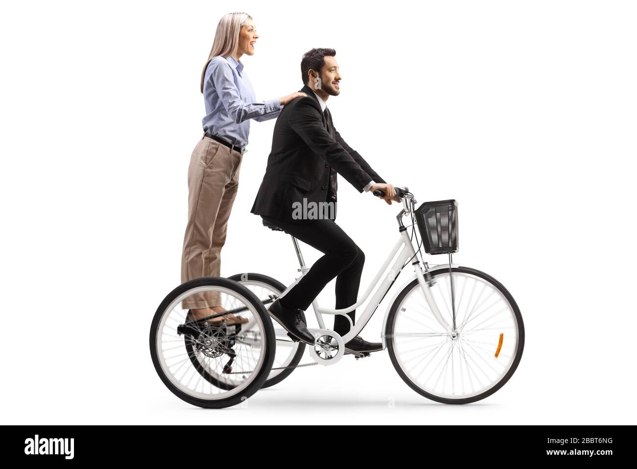 Uomo e donna che cavalcano su un triciclo isolato su sfondo bianco Foto Stock