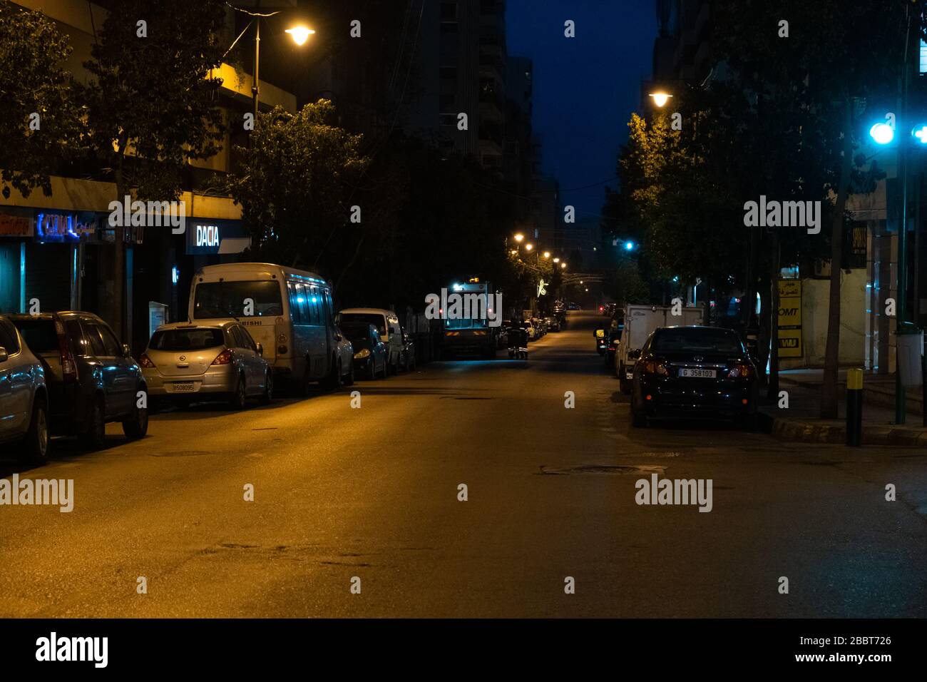 Beirut, Libano.1 aprile 2020. La prima ora del coprifuoco notturno in mezzo alla pandemia di Covid 19. Hassan Chamun/Alamy Foto Stock