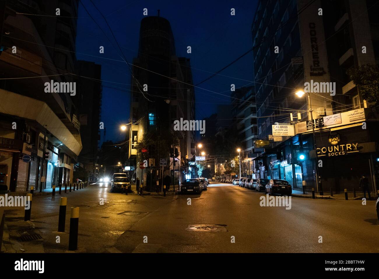 Beirut, Libano.1 aprile 2020. La prima ora del coprifuoco notturno in mezzo alla pandemia di Covid 19. Hassan Chamun/Alamy Foto Stock