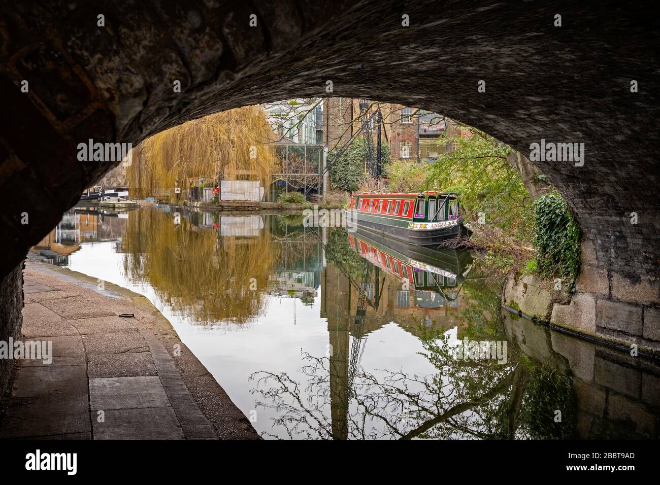 Regent's Canal attraverso un Arco Foto Stock