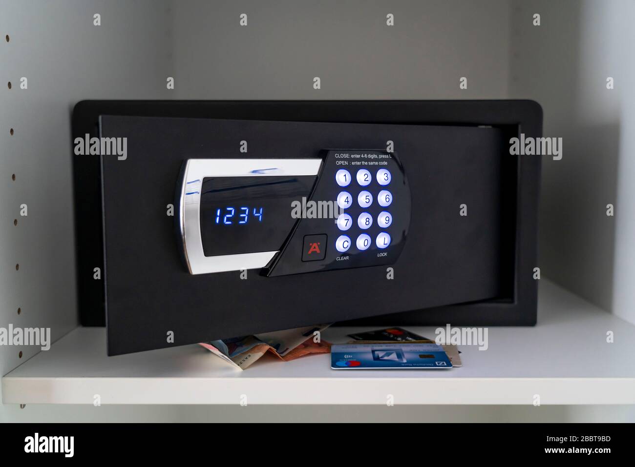 Cassetta di sicurezza, per riporre oggetti di valore nella camera dell'hotel, con il numero PIN, la tastiera, Foto Stock