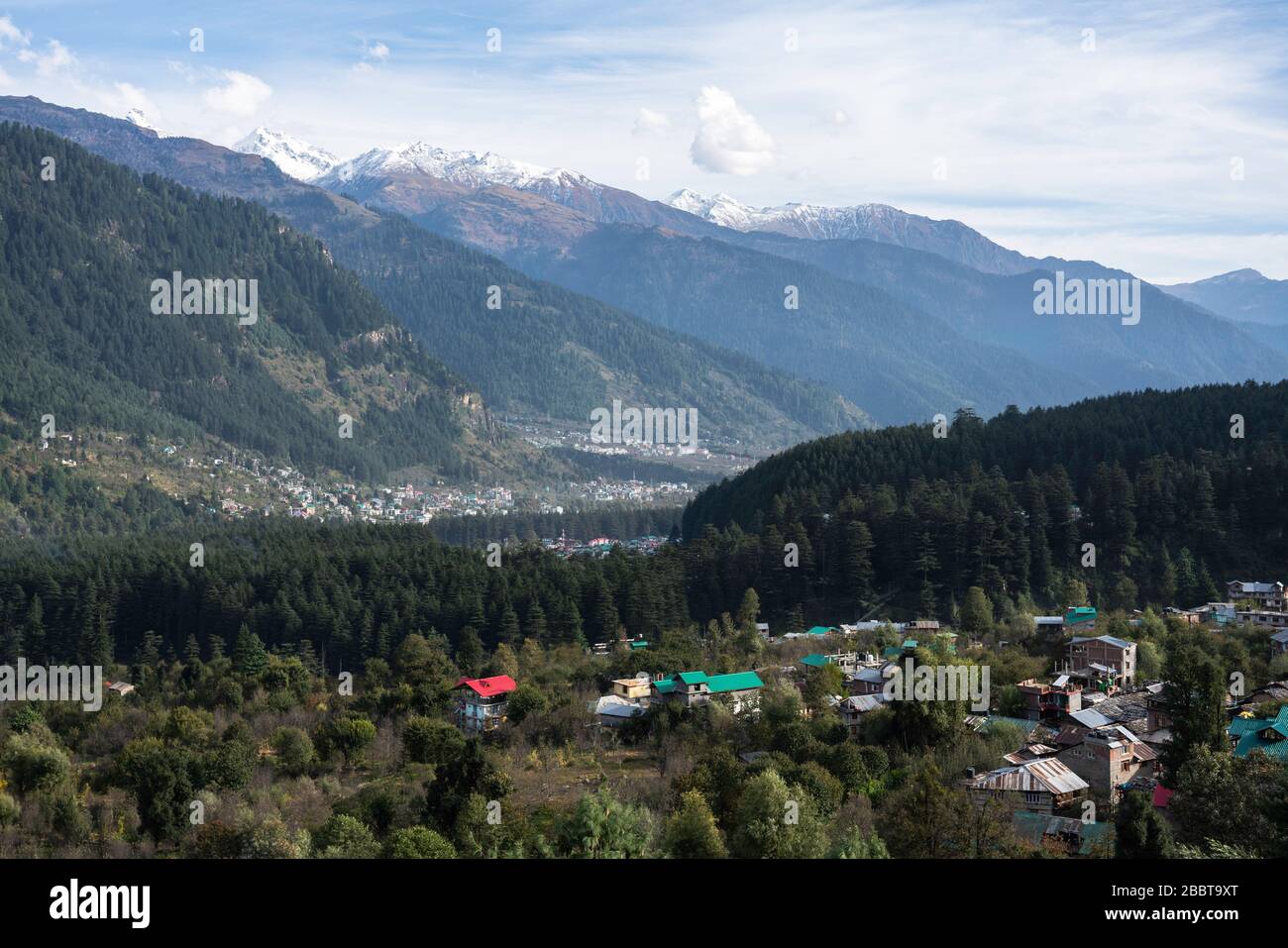 Vista della città di Manali nel paesaggio dell'Himalaya dell'India del Nord Foto Stock