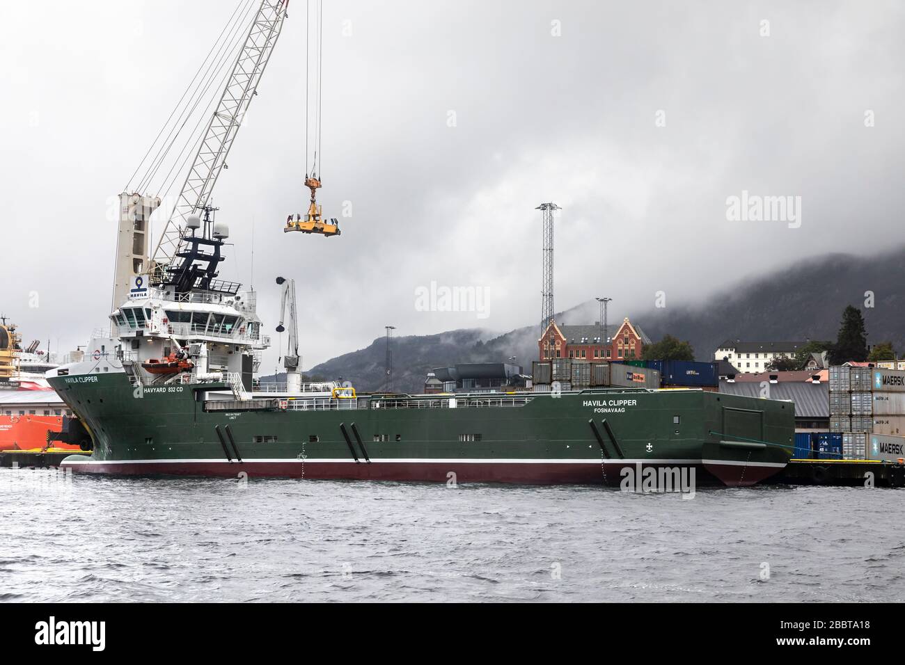 Fornitura offshore nave PSV Havila Clipper a Frieleneskaien molo, nel porto di Bergen, Norvegia. Foto Stock