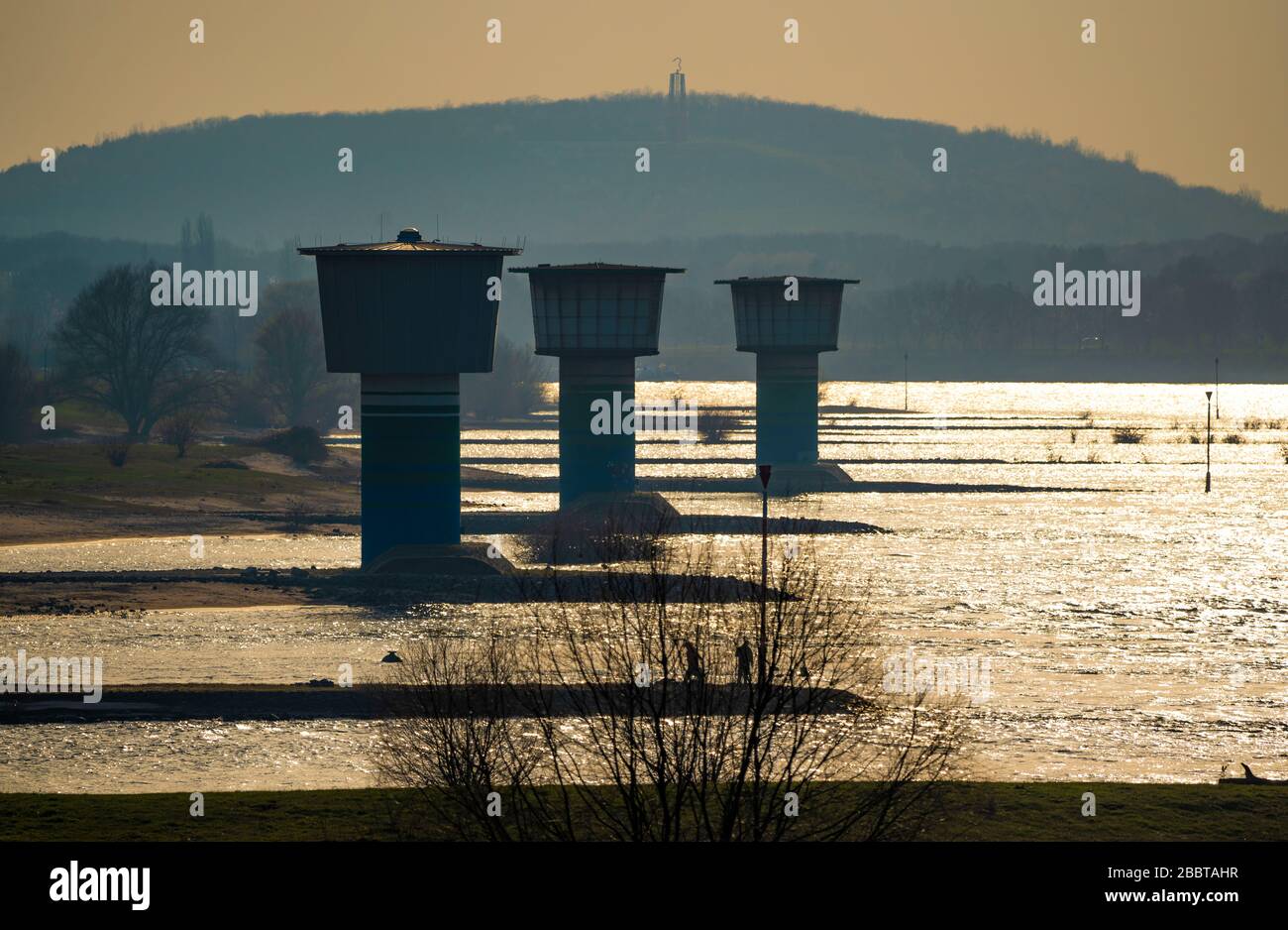 Reno, nei pressi di Duisburg-Bruckhausen, torri degli impianti di estrazione idrica dell'acciaio della Thyssen-Krupp, alle spalle dello slagheap Rheinpreussen di Moers, Foto Stock