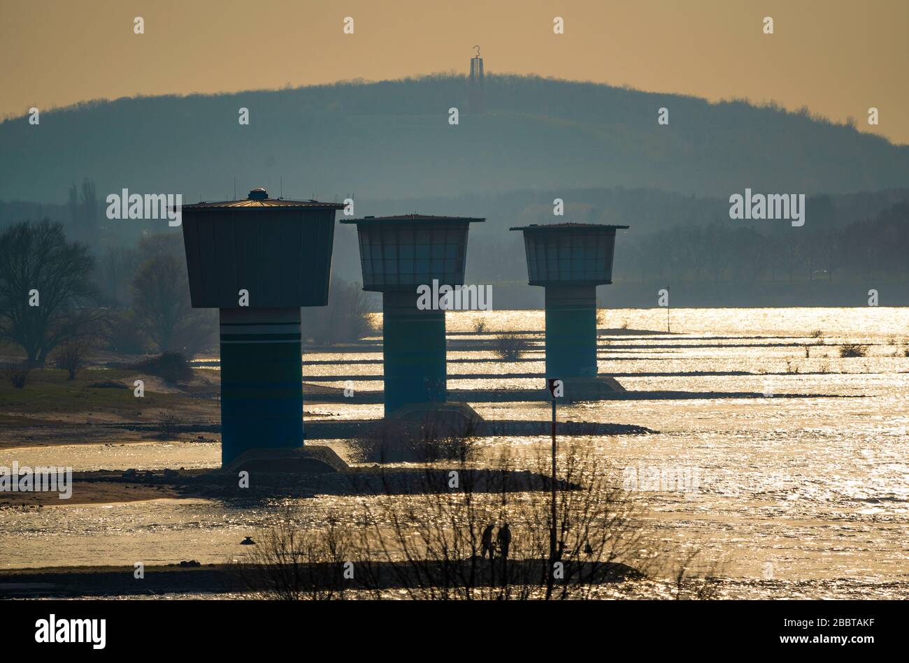 Reno, nei pressi di Duisburg-Bruckhausen, torri degli impianti di estrazione idrica dell'acciaio della Thyssen-Krupp, alle spalle dello slagheap Rheinpreussen di Moers, Foto Stock
