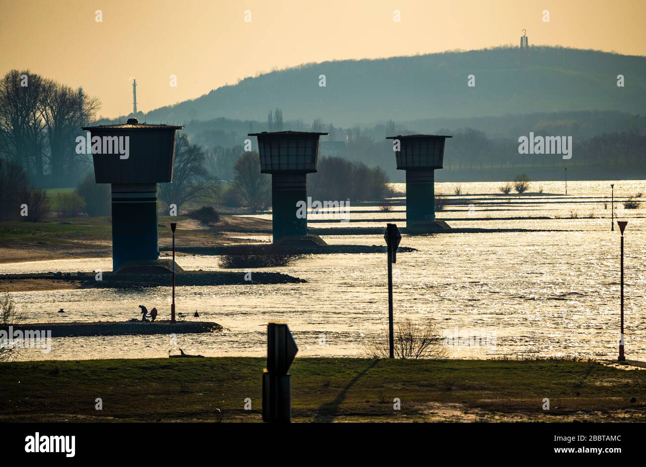 Reno, nei pressi di Duisburg-Bruckhausen, torri degli impianti di estrazione idrica dell'acciaio della Thyssen-Krupp, alle spalle dello slagheap Rheinpreussen di Moers, Foto Stock