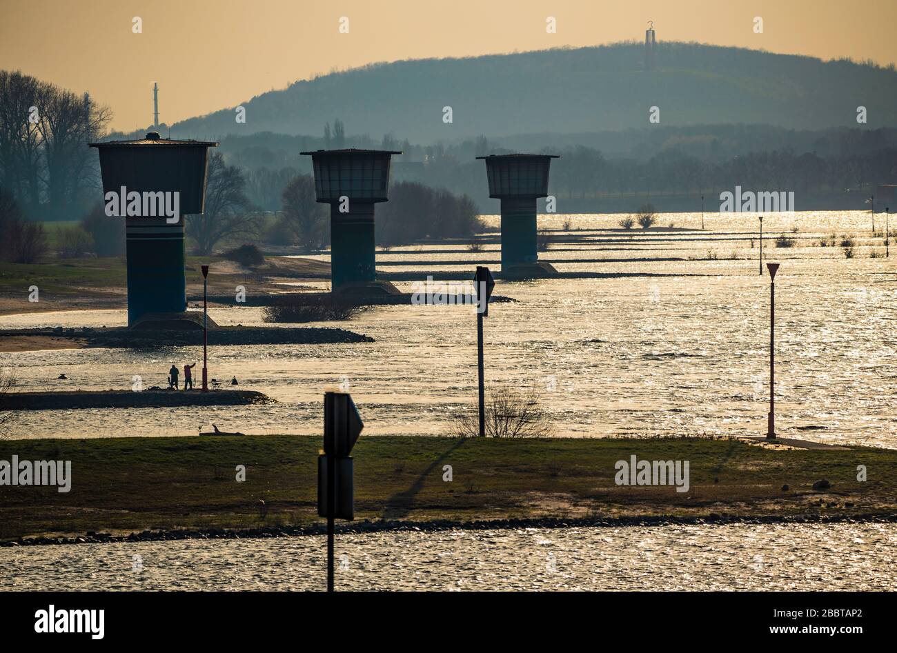 Reno, nei pressi di Duisburg-Bruckhausen, torri degli impianti di estrazione idrica dell'acciaio della Thyssen-Krupp, alle spalle dello slagheap Rheinpreussen di Moers, Foto Stock