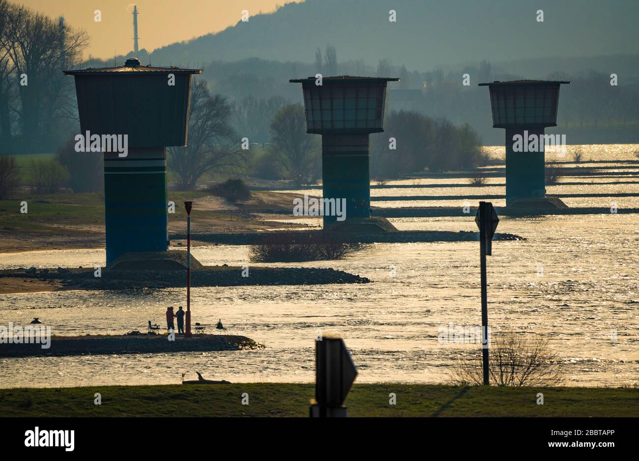 Reno, nei pressi di Duisburg-Bruckhausen, torri degli impianti di estrazione idrica dell'acciaio della Thyssen-Krupp, alle spalle dello slagheap Rheinpreussen di Moers, Foto Stock