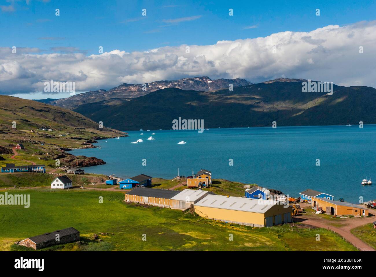 Vista su Narsarsuaq e fiordo dall'alto. Estate in Groenlandia Foto Stock