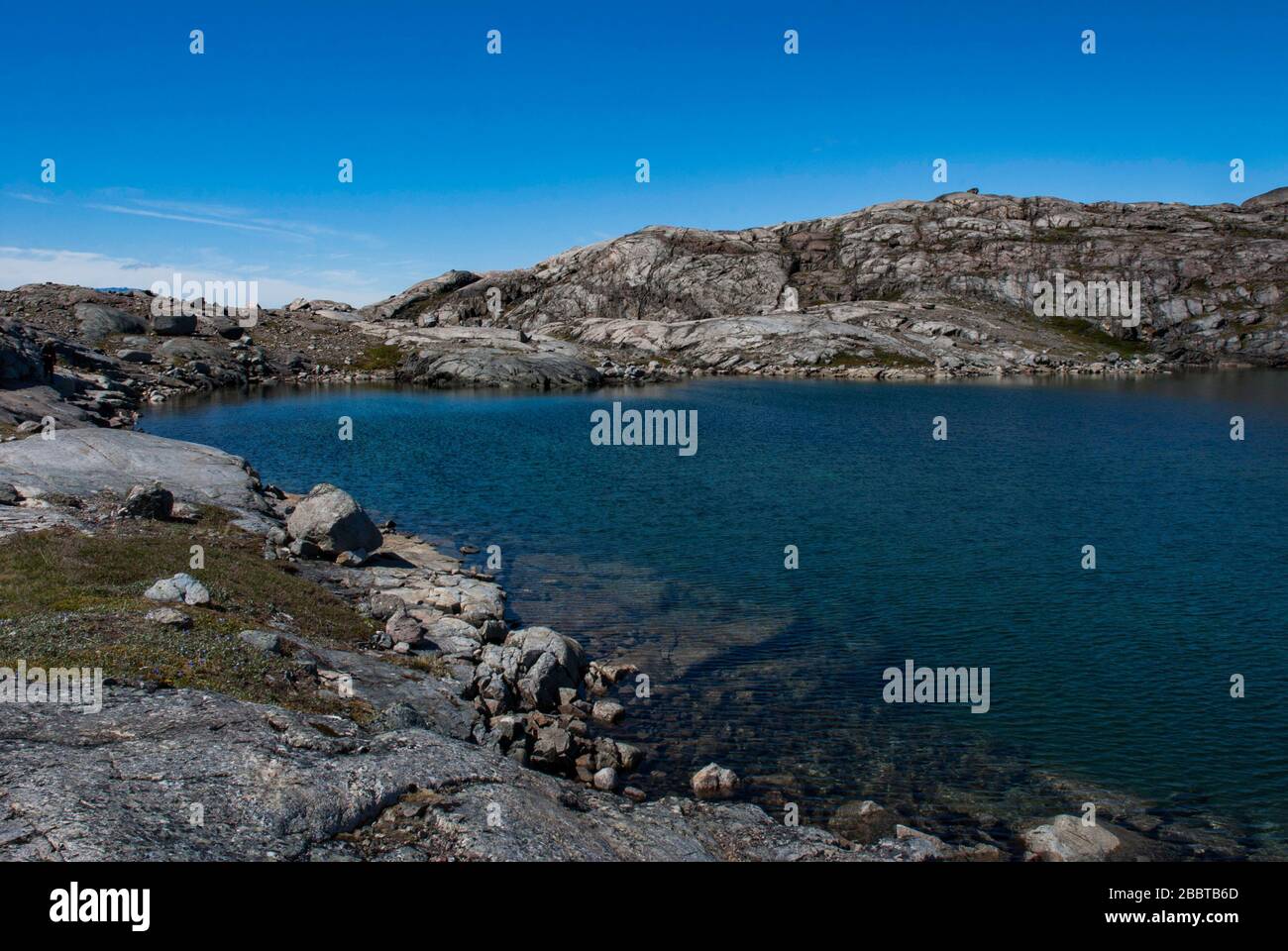 Lago pulito in montagna, paesaggio glaciale, Groenlandia Foto Stock