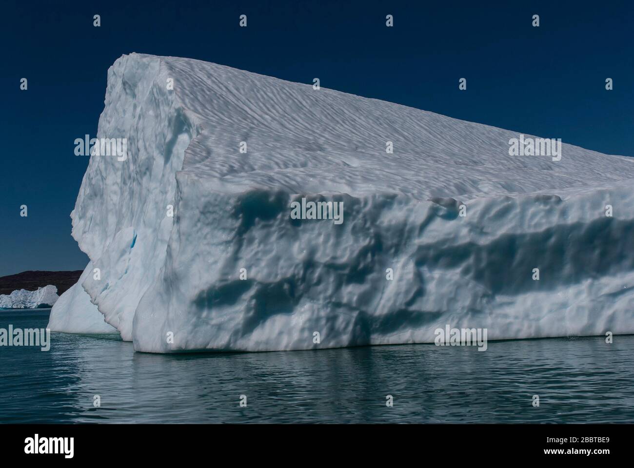 Iceberg nel fiordo, Groenlandia. Iceberg galleggia nell'acqua del fiordo. Cielo blu Foto Stock