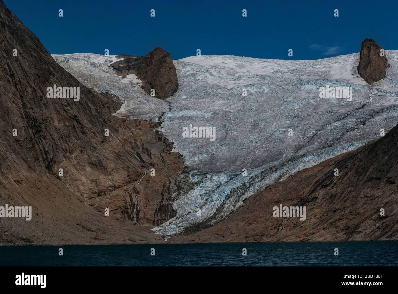 L'iceberg che fonde nel fiordo della Groenlandia. Giornata di sole. Foto Stock