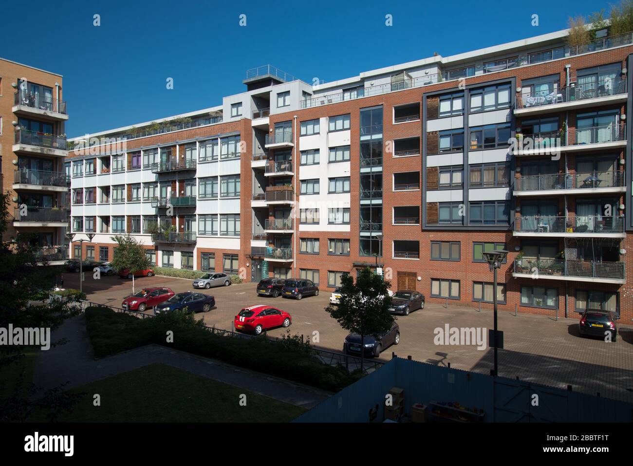 Brick Windows Balcony Shadows Flats Apartments Vanderdell Court Anthony Court Edison Court Factory Quarter, Warple Way, Londra W3 Foto Stock