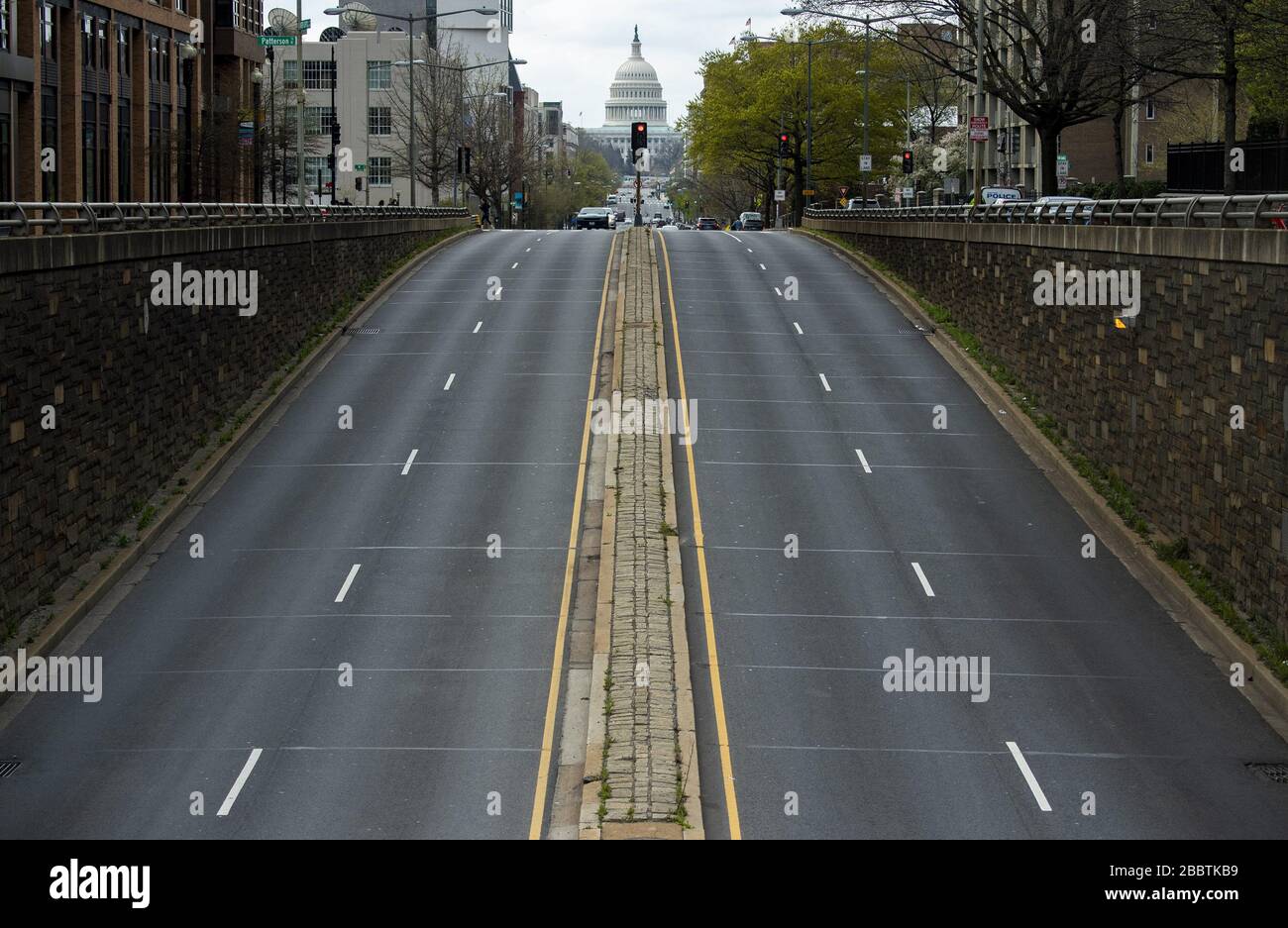 Washington DC, Stati Uniti. 01st Apr, 2020. North Capitol Street che conduce al Campidoglio degli Stati Uniti è visto quasi vuoto dopo che il governo DC pubblica un soggiorno a casa ordine per aiutare a combattere il Coronavirus, COVID-19, pandemia, a Washington, DC Mercoledì, 1 aprile 2020. Foto di Kevin Dietsch/UPI Credit: UPI/Alamy Live News Foto Stock