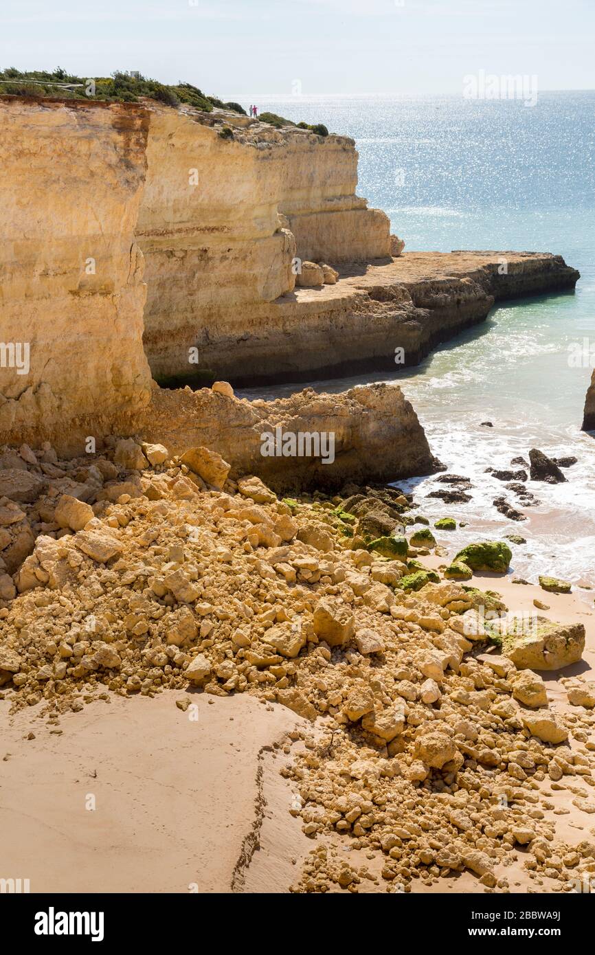 Scogliera rockfall sulla costa ovest di Alporchinhas, Algarve, Portogallo Foto Stock