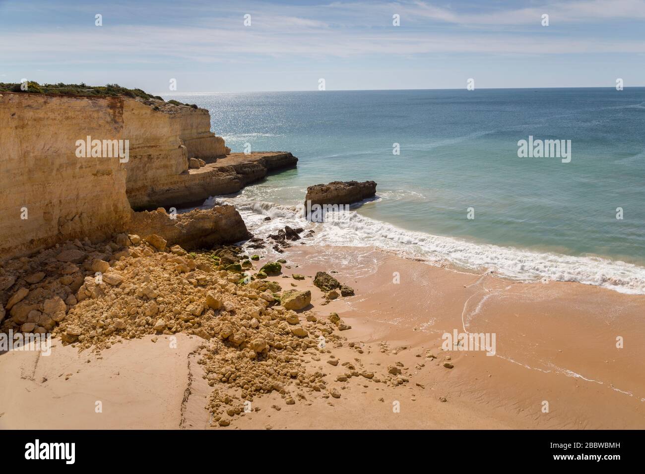 Rockfall sulla scogliera sulla costa ovest di Alporchinhas, Algarve, Portogallo Foto Stock