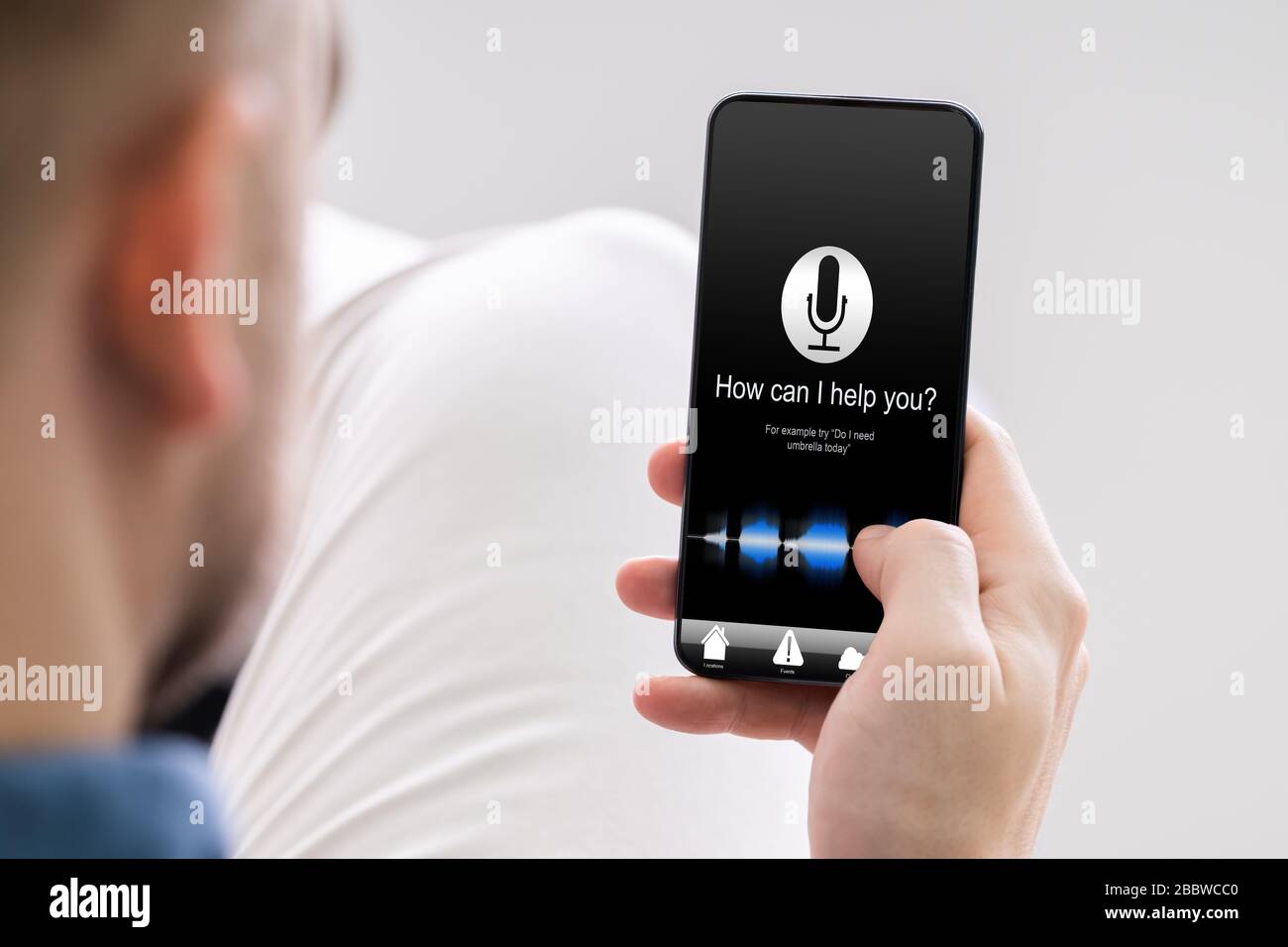 Primo piano di Man Holding Smart Phone con come posso aiutarti? Testo Foto Stock