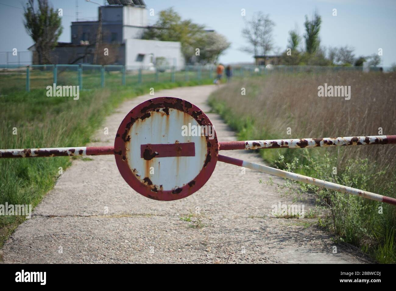 Segnaletica stradale vietata, vecchia barriera di recinzione. Concetto di periodo di quarantena o isolamento. Foto Stock