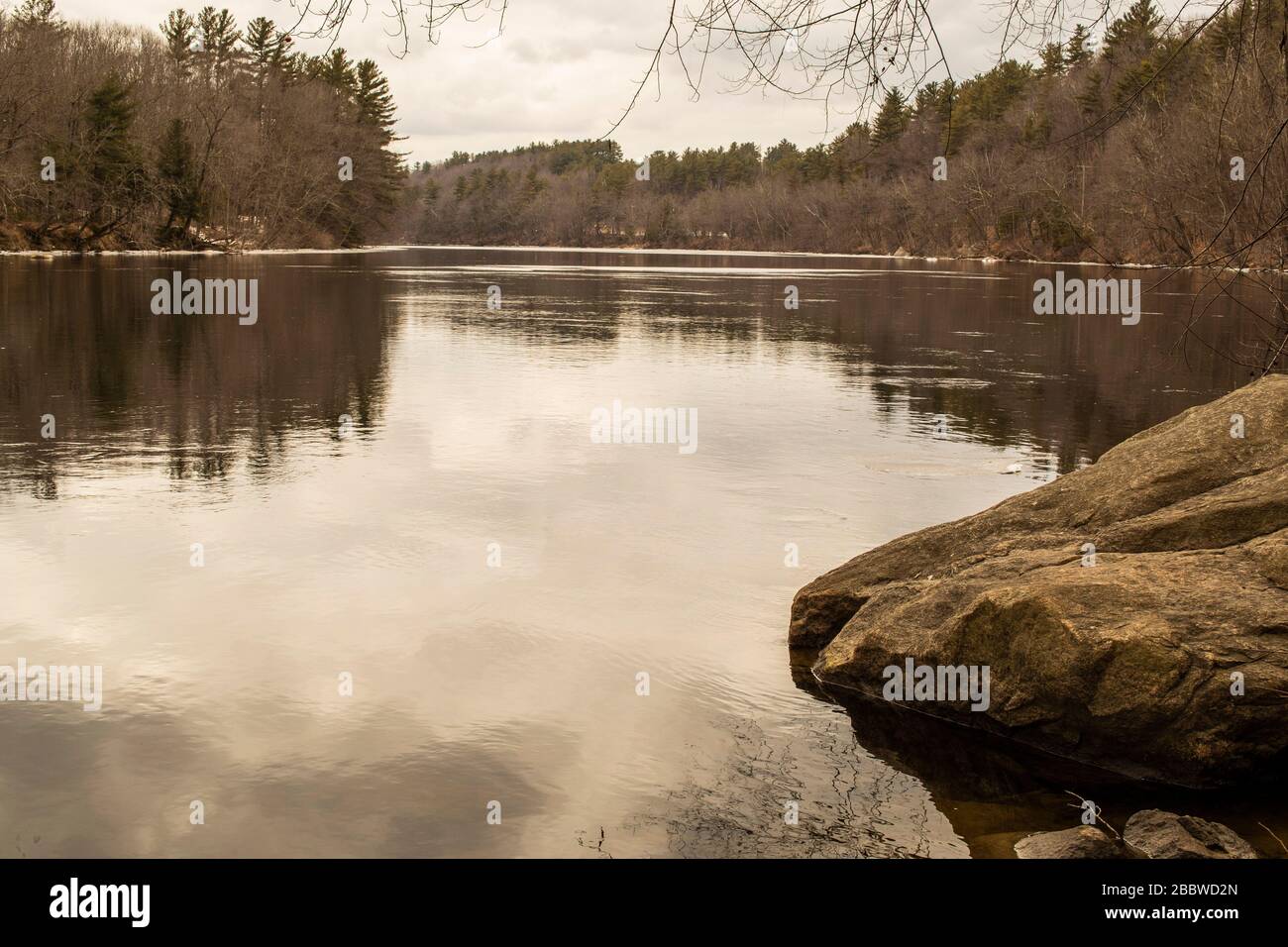 Durante l'era industriale del 19th secolo il Merrimack fu notato per il suo flusso di acqua. Alcune delle rive e della terra che circondano il fiume sono CUR Foto Stock