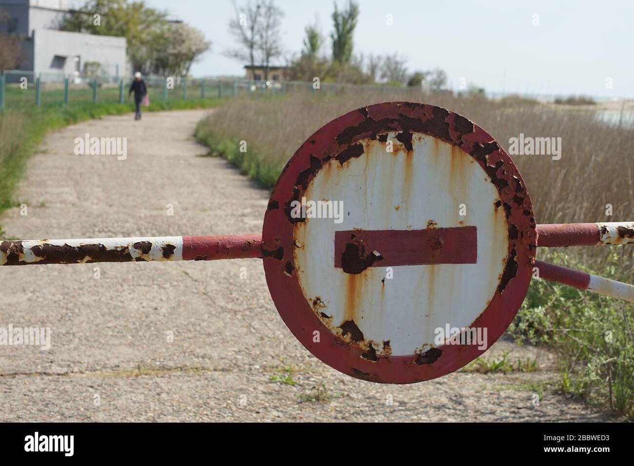 nessuna segnaletica stradale di ingresso nel parco, vecchia barriera di recinzione, concetto di quarantena o periodo di isolamento. Foto Stock