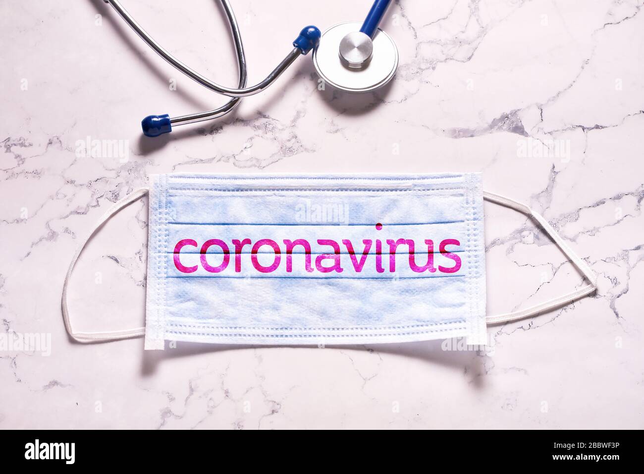 Coronavirus - maschera medica Turchese Covid19. Maschera facciale di protezione contro l'inquinamento, virus, influenza e coronavirus. Assistenza sanitaria e concetto chirurgico. St Foto Stock