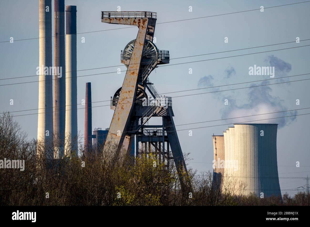 Vista su Gelsenkirchen, direzione nord, Uniper Kraftwerke GmbH, centrale di carbone Scholven, telai di avvolgimento dell'ex colliery Hugo, albero 2, Ger Foto Stock