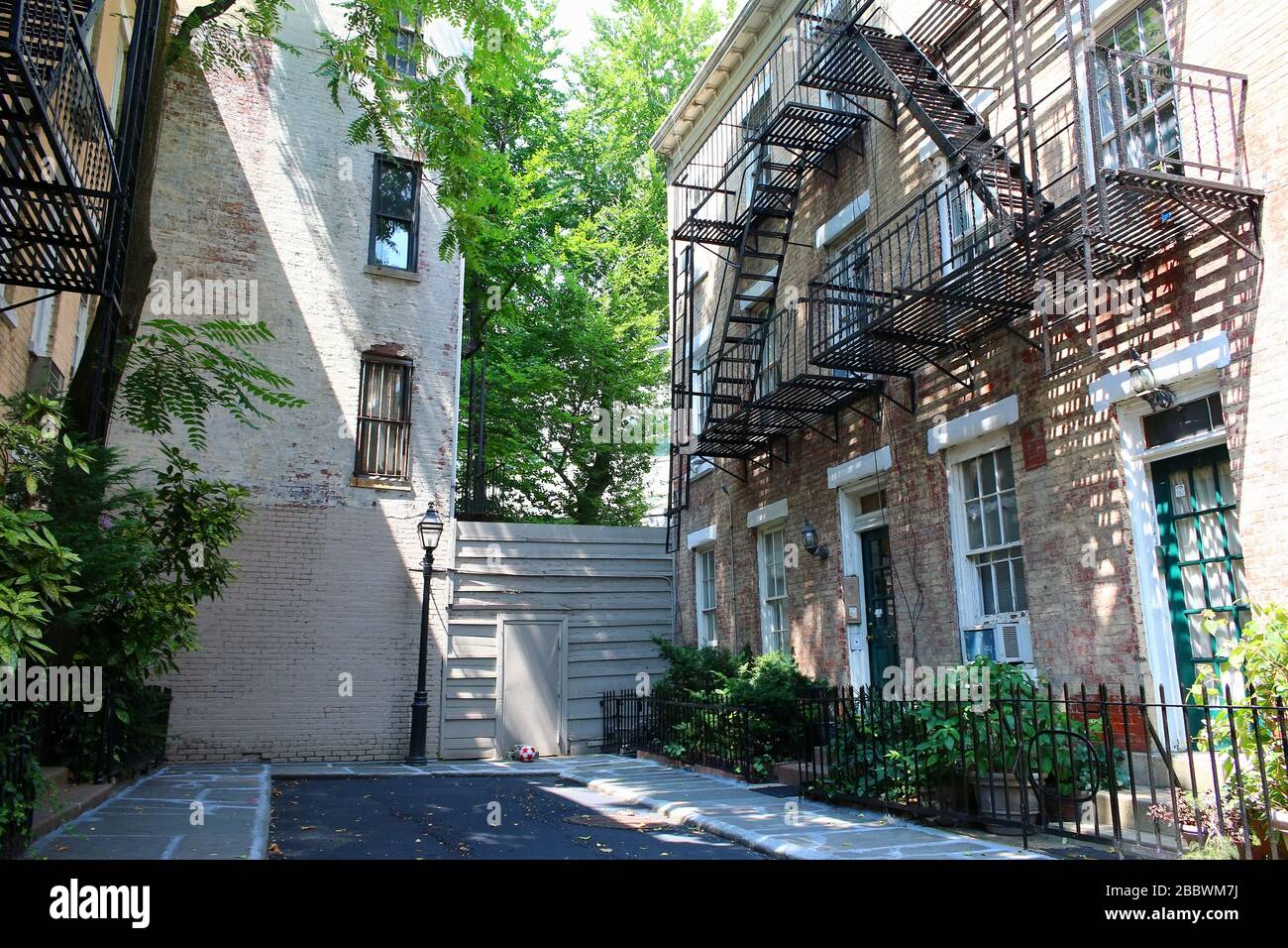 Patchin Place è una strada senza uscita gated cul-de-sac nel West Village. Ospita una delle ultime due lampade da strada a gas rimaste a New York City. Manhattan il MESE di LUGLIO Foto Stock