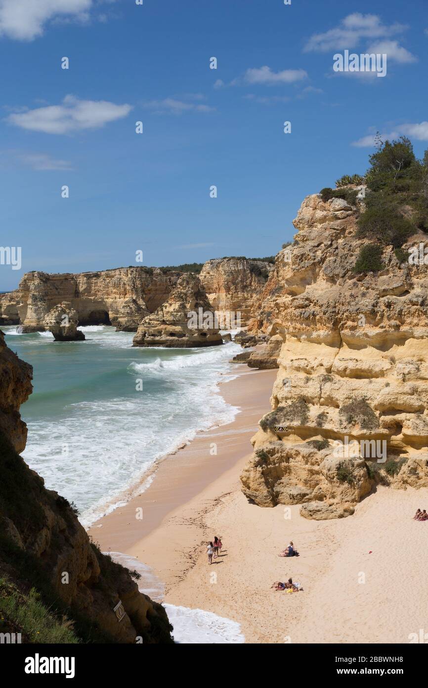 Persone su una spiaggia appartata a ovest di Alporchinhas, Algarve, Portogallo Foto Stock